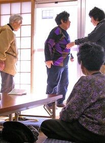 保健師（右奥）のアドバイスで体力を確かめる住民＝淡路市富島、富島団地集会室