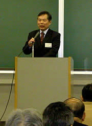 「日本災害復興学会」の記念大会であいさつする室崎益輝会長＝西宮市上ケ原、関西学院大学