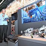 震災直後からの復興の様子を再現した模型＝神戸市中央区脇浜海岸通１（撮影・斎藤雅志）