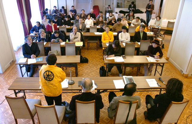 指定席　「次回はリレートークをやろう」と提案されたシンポ。前列左には小田実の席も用意された＝芦屋市船戸町、山村サロン 
