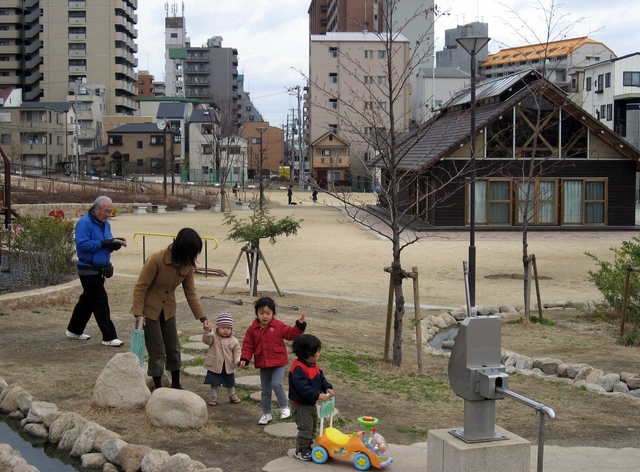 六甲道駅北地区の集会所「風の家」。周囲の公園は家族連れでにぎわう＝神戸市灘区六甲町２