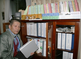 防災や街づくりの資料や文献が並ぶ野村さん宅。語り部を続けるうち増えていった＝神戸市長田区内