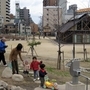 六甲道駅北地区の集会所「風の家」。周囲の公園は家族連れでにぎわう＝神戸市灘区六甲町２