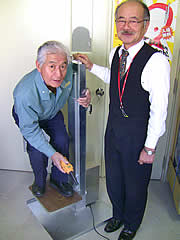 共同開発で生まれた独自商品を囲む社長ら＝神戸市兵庫区和田山通１、ものづくり復興工場