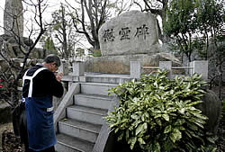 阪神・淡路大震災の犠牲者を悼む慰霊碑。近く建立までの経緯を記した石碑がつくられる＝神戸市東灘区魚崎中町４