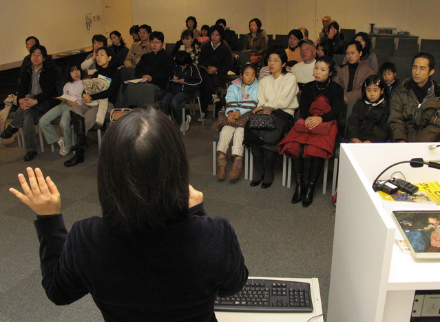 作品をより深く味わってもらおうと、学芸員がマイクを握る解説会。会場は時折、笑い声に包まれた＝神戸市中央区脇浜海岸通１、兵庫県立美術館
