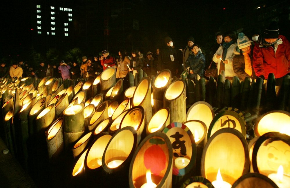 慰霊のろうそくがともされた東遊園地に遺族が集う＝２００９年１月１７日、神戸市中央区加納町６（撮影・藤家　武）