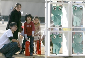 防災イベントで楽しみながら消火器の使い方を学ぶ親子＝１月１７日午後、神戸市中央区脇浜海岸通１、ＪＩＣＡ兵庫（撮影・青木信吾）
