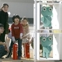 防災イベントで楽しみながら消火器の使い方を学ぶ親子＝１月１７日午後、神戸市中央区脇浜海岸通１、ＪＩＣＡ兵庫（撮影・青木信吾）