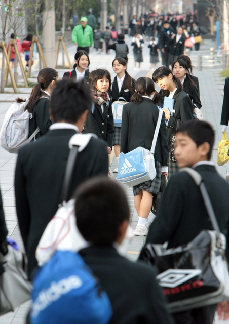 震災で経済的に苦しくなった家庭に配慮し、学校指定のかばんと靴がない渚中。伝統は今も続く＝神戸市中央区脇浜海岸通２（撮影・峰大二郎）

