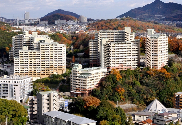 近隣の住宅から離れ、立ち入る人がほとんどいないという災害復興住宅「ベルデ名谷」＝神戸市垂水区名谷町（撮影・笠原次郎）

