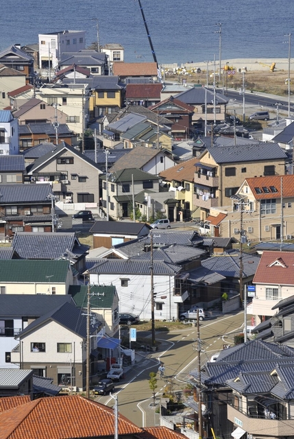 瓦屋根が続く。新しさの中に意地を見る＝淡路市富島（撮影・山崎　竜）