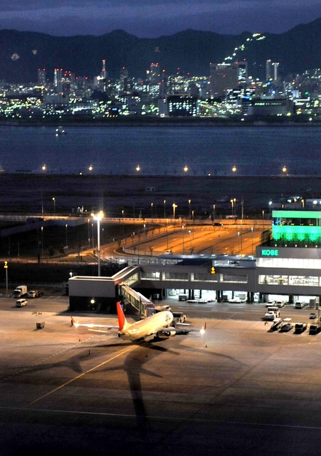 心浮き立つ眺めも、現実は厳しい＝神戸空港上空から（撮影・山崎　竜） 
