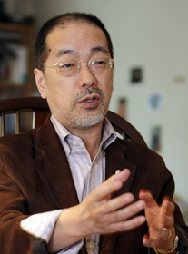 「復興担になった先生は普段と違う立ち位置で子どもと接し、葛藤（かっとう）もあった。それが複眼的な視点につながった」と話す羽下大信さん＝神戸市東灘区（撮影・山口　登） 
