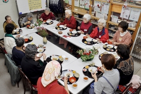 ＮＰＯ法人のミニデイケアで昼食を楽しむお年寄りら＝神戸市東灘区御影本町６、東灘地域助け合いネットワーク
