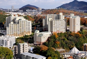 近隣の住宅から離れ、立ち入る人がほとんどいないという災害復興住宅「ベルデ名谷」＝神戸市垂水区名谷町（撮影・笠原次郎）
