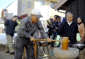 御蔵通５・６・７丁目自治会主催のもちつき大会＝神戸市長田区御蔵通６、自治会館