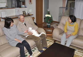 自宅の補修を終え、真新しいリビングで談笑する清水さん家族＝佐用町佐用、清水樹さん方