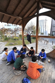 放課後。公園は子どもたちの「盛り場」となる＝神戸市長田区海運町３（撮影・山崎　竜）