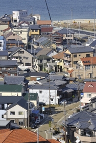 瓦屋根が続く。新しさの中に意地を見る＝淡路市富島（撮影・山崎　竜）