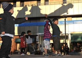 力を合わせて前へ。「鉄人２８号」は、街と僕らの味方だ＝神戸市長田区（撮影・山崎　竜） 