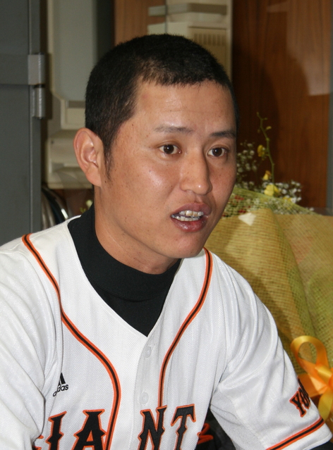 「あのころは主将として言葉を選んでいた」。１５年前の震災センバツについて語る巨人・鶴岡一成捕手＝高砂市立北浜小学校 