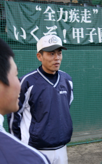 香川・観音寺中央の土井裕介監督。１９９５年春のセンバツに主将として出場し、初優勝を果たした。当時のモットー「全力疾走」を今の選手に語り継ぐ＝香川県観音寺市の同校 