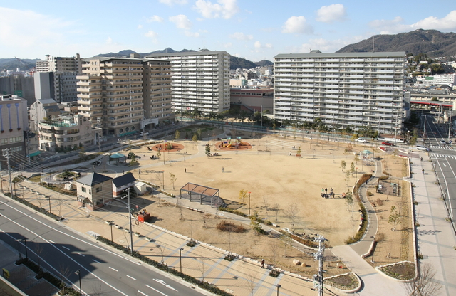 昨春、完成した「水笠通公園」。敷地１ヘクタールは３００人以上が暮らしたという水笠通２丁目の街区だった＝神戸市長田区（撮影・藤家　武）
