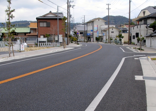 町を貫く幅１５メートルの道路＝淡路市富島