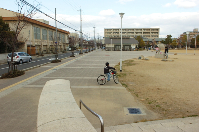 囲いがなく、開放的な高木公園＝西宮市高木東町（撮影・田中靖浩）