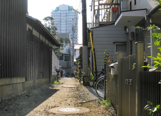 密集市街地に残る土の路地＝尼崎市潮江
