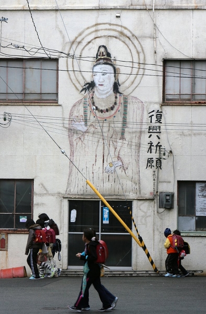 下校する児童を見守る観音像＝神戸市東灘区御影石町２