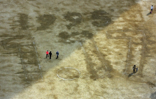 広場に残っていた「１．１７」。高層ビルの長い影が差し込む＝神戸市中央区加納町６、東遊園地