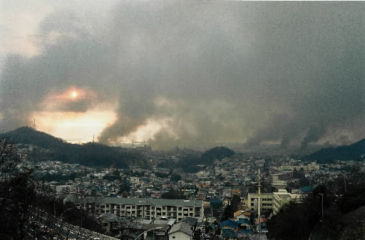 空へ向かって伸びる何本もの黒煙は朝日をもさえぎる勢い＝１９９５年１月１７日午前７時、神戸市長田区内（山麓バイバス丸山大橋付近より）
