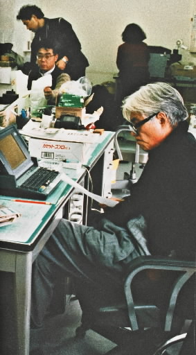 ＬＳビルに移った編集局で執筆する三木康弘神戸新聞論説委員長＝１９９５年１月１９日、神戸市東川崎町、ＬＳビル内（新社屋建設準備室）