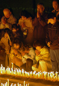 ６４３４本　伊丹市の昆陽池公園では１６日、阪神・淡路大震災の犠牲者数に合わせ、６４３４本のろうそくに火がともされた。ボランティア団体「ユー・アイ・アソシエーション」（赤松弘揮代表）主催で、１５回目。寒さの中、祈りをささげる人が相次いだ＝１６日午後５時４６分、伊丹市昆陽池３（記事・川口洋光、写真・山崎　竜）
