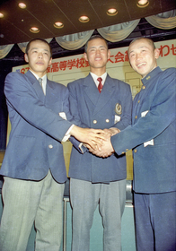 震災センバツの組み合わせ抽選会で健闘を誓い合う兵庫３校の主将。育英の藤本敦士（左）は今季、阪神からヤクルトに移籍。神港学園の鶴岡一成（中央）は巨人で活躍。報徳の西島章行（右）は東京都内で会社員として働く＝１９９５年３月１５日、大阪市北区の毎日新聞大阪本社（撮影・岡本好太郎）
