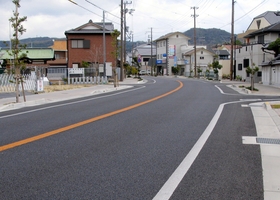 町を貫く幅１５メートルの道路＝淡路市富島