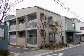 しゃれた外観の震災復興住宅＝芦屋市若宮町