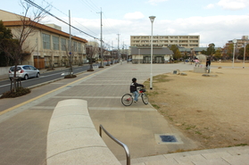 囲いがなく、開放的な高木公園＝西宮市高木東町（撮影・田中靖浩）