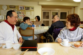 会話が弾む団らん室＝尼崎市営久々知住宅