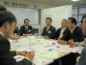 復興まちづくり訓練で意見を交わす参加者ら＝東京都豊島区、豊島プラザ