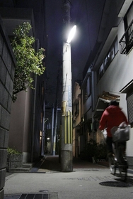 街灯に照らされた電柱。道端から約１メートル離れている＝神戸市長田区長楽町３