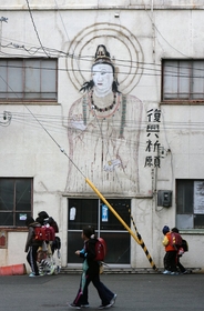 下校する児童を見守る観音像＝神戸市東灘区御影石町２