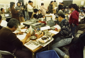 新聞会館が倒壊したために置かれた臨時編集局＝１９９５年１月２３日