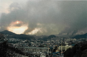 空へ向かって伸びる何本もの黒煙は朝日をもさえぎる勢い＝１９９５年１月１７日午前７時、神戸市長田区内（山麓バイバス丸山大橋付近より）
