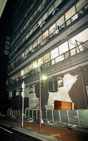 全壊した神戸新聞会館＝１９９５年１月２２日、神戸市中央区雲井通７