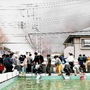 プールの水をバケツリレーし、消火活動する地域の住民＝１９９５年１月１７日、神戸市東灘区御影石町、市立御影小学校