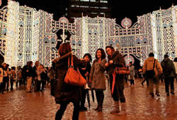 雨でぬかるむ中、最終日の神戸ルミナリエを楽しむ人たち＝１３日夜、神戸市中央区、東遊園地（撮影・山崎　竜）