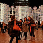 雨でぬかるむ中、最終日の神戸ルミナリエを楽しむ人たち＝１３日夜、神戸市中央区、東遊園地（撮影・山崎　竜）